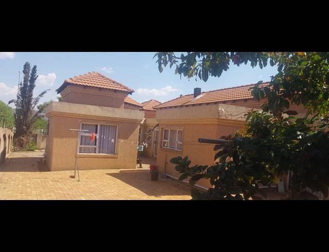 4 BEDROOM HOUSE FOR SALE IN LADY SELBORNE